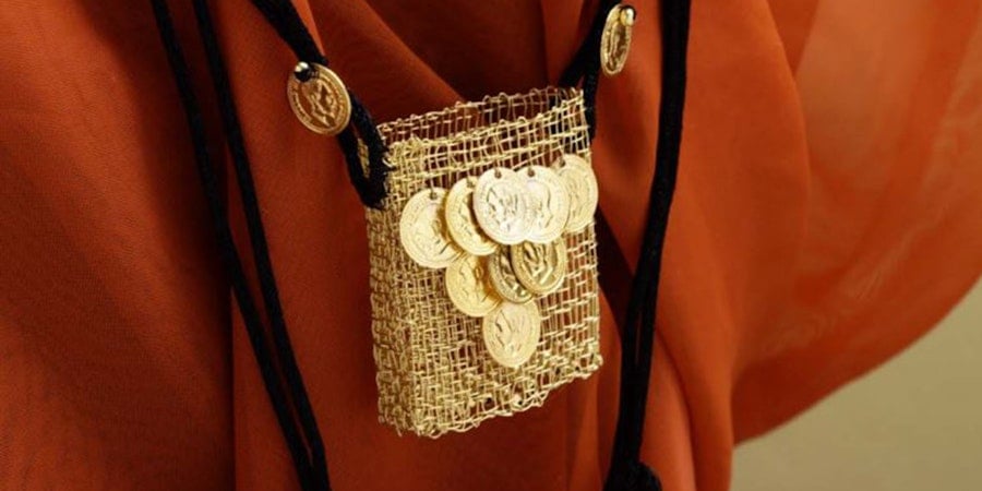 Weave a Touch of Sparkle for Your Holiday Outfit Image