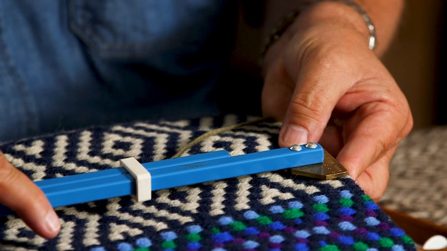 Using a Temple for Weft-Faced Weaving Image